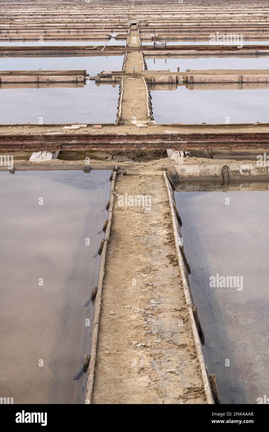 Winterpanorama-Blick auf die Meeresbecken in Secovlje Salt PAN, Slowenien Stockfoto