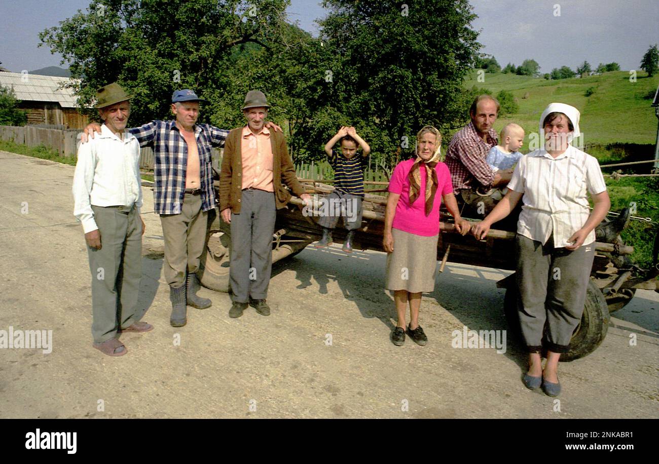 Solonetu Nou, Suceava County, Rumänien, 2001. Gruppe von Einheimischen auf der Dorfspur. Stockfoto