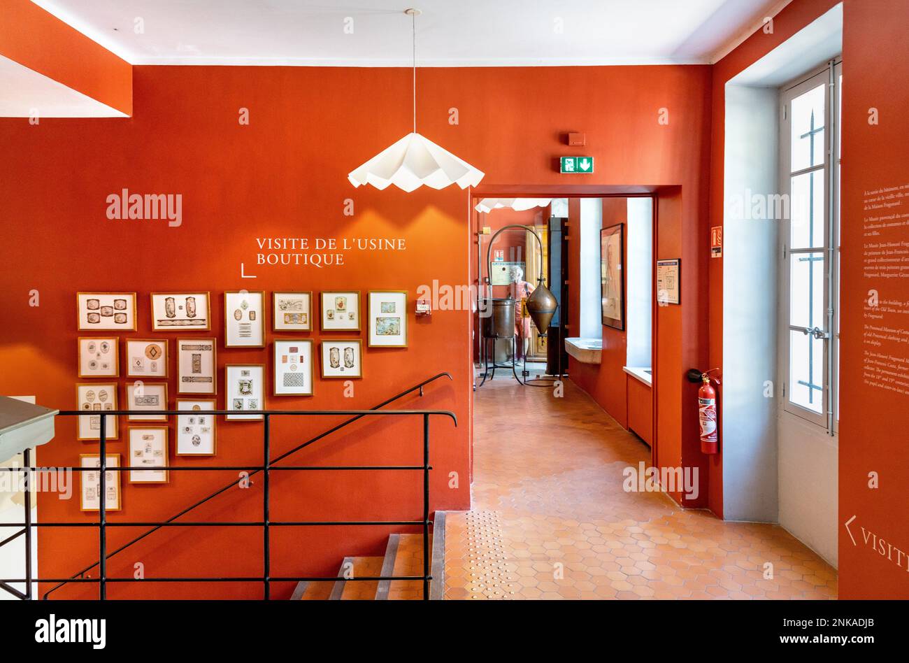 Grasse, Frankreich - 6. August 2022: Klassische Innenausstattung des historischen Parfümmuseums Musee Fragonard in der Rue Ossola in der Altstadt Stockfoto