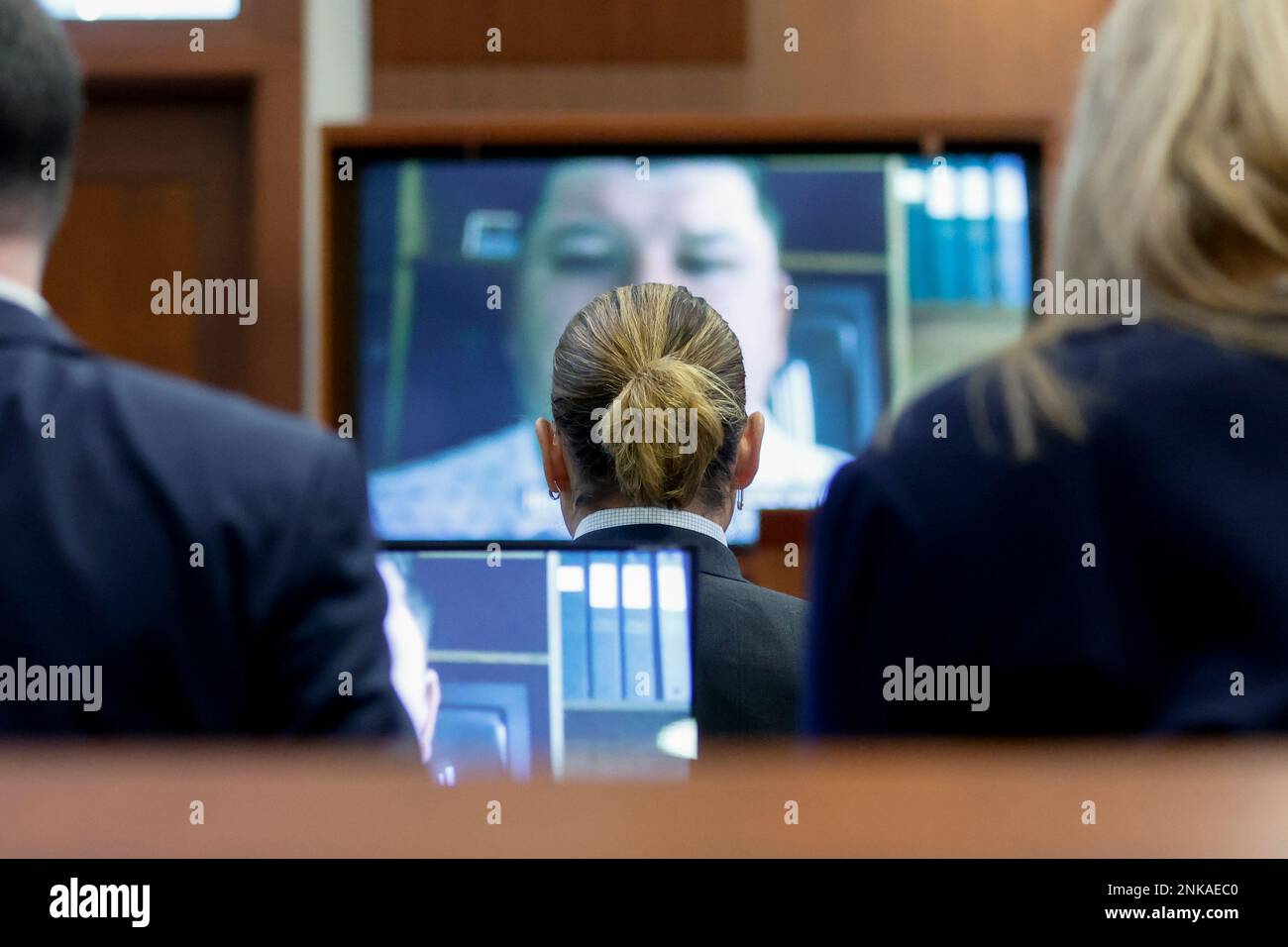 Actor Johnny Depp watches a pre-recorded deposition testimony of Los Angeles Police Department (LAPD) officer William Gatlin at the Fairfax County Circuit Court in Fairfax, Va., Wednesday, April 27, 2022. Actor Johnny Depp sued his ex-wife actress Amber Heard for libel in Fairfax County Circuit Court after she wrote an op-ed piece in The Washington Post in 2018 referring to herself as a "public figure representing domestic abuse." (Jonathan Ernst/Pool Photo via AP) Stockfoto