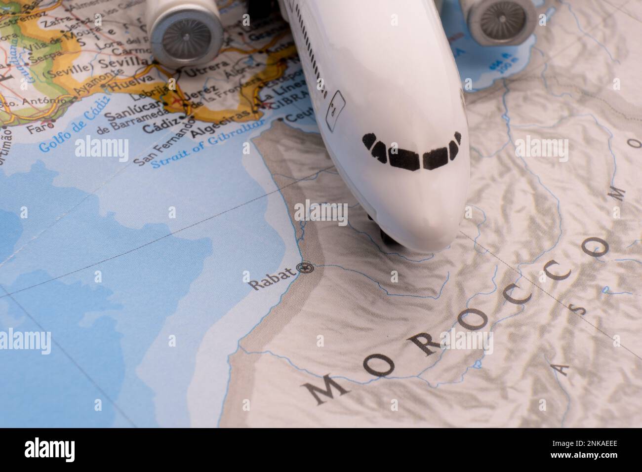 Passagierflugzeug auf einer Karte, das Rabat, Marokko, durch selektiven Fokus, Hintergrundunschärfe hervorhebt Stockfoto