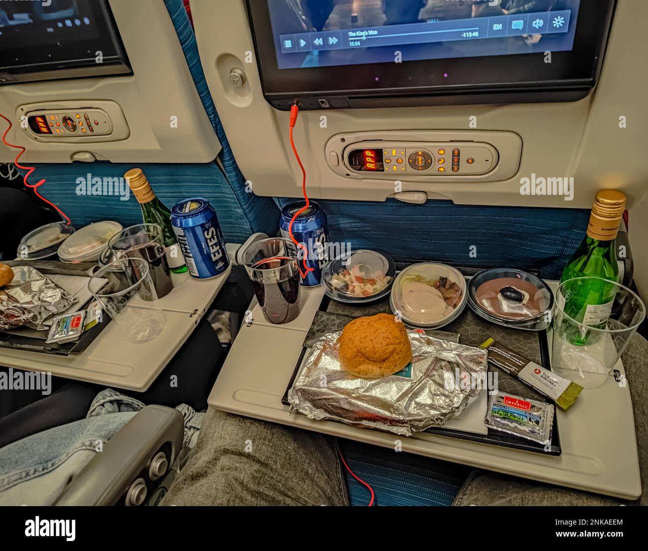 07 05 2022 – Bangkok, Thailand. Foto von Speisen und Getränken in einem Flugzeug während eines Fluges. Essen und Filme ansehen Stockfoto