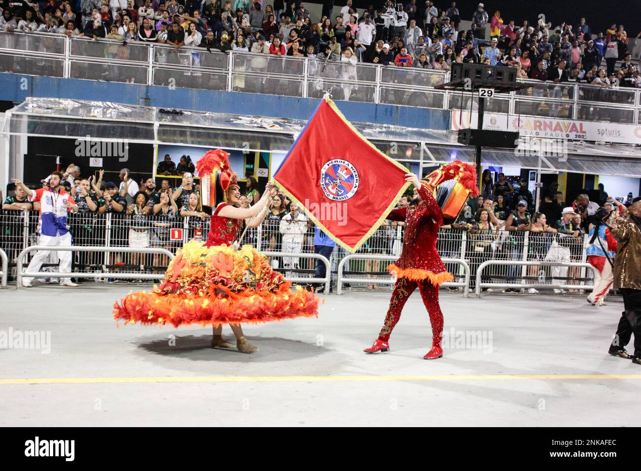 São PAULO, SP - 20.02.2023: PARADE SAMBA SCHOOLS CARNIVAL SP 2023 - Perola Negra, die vorletzte Schule, die am Abend der Zugangsgruppe Parade findet, betritt die Straße mit dem Thema "Prepare your heart: Jair Rodrigues, Party for the Black King?" Eine Hommage an die Sängerin Jair Rodrigues (gestorben 2014). Erstes Paar von Mestre Sala und Porta Bandeira (Foto: Joel Nogueira/Fotoarena/Sipa USA) Stockfoto