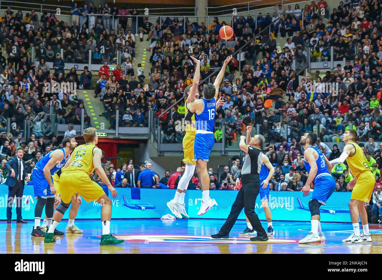 Livorno, Italien. 23. Februar 2023. Der Beginn des Spiels während der WM-Qualifikation – Italien gegen die Ukraine, internationale Basketballmannschaften in Livorno, Italien, Februar 23 2023 Kredit: Independent Photo Agency/Alamy Live News Stockfoto