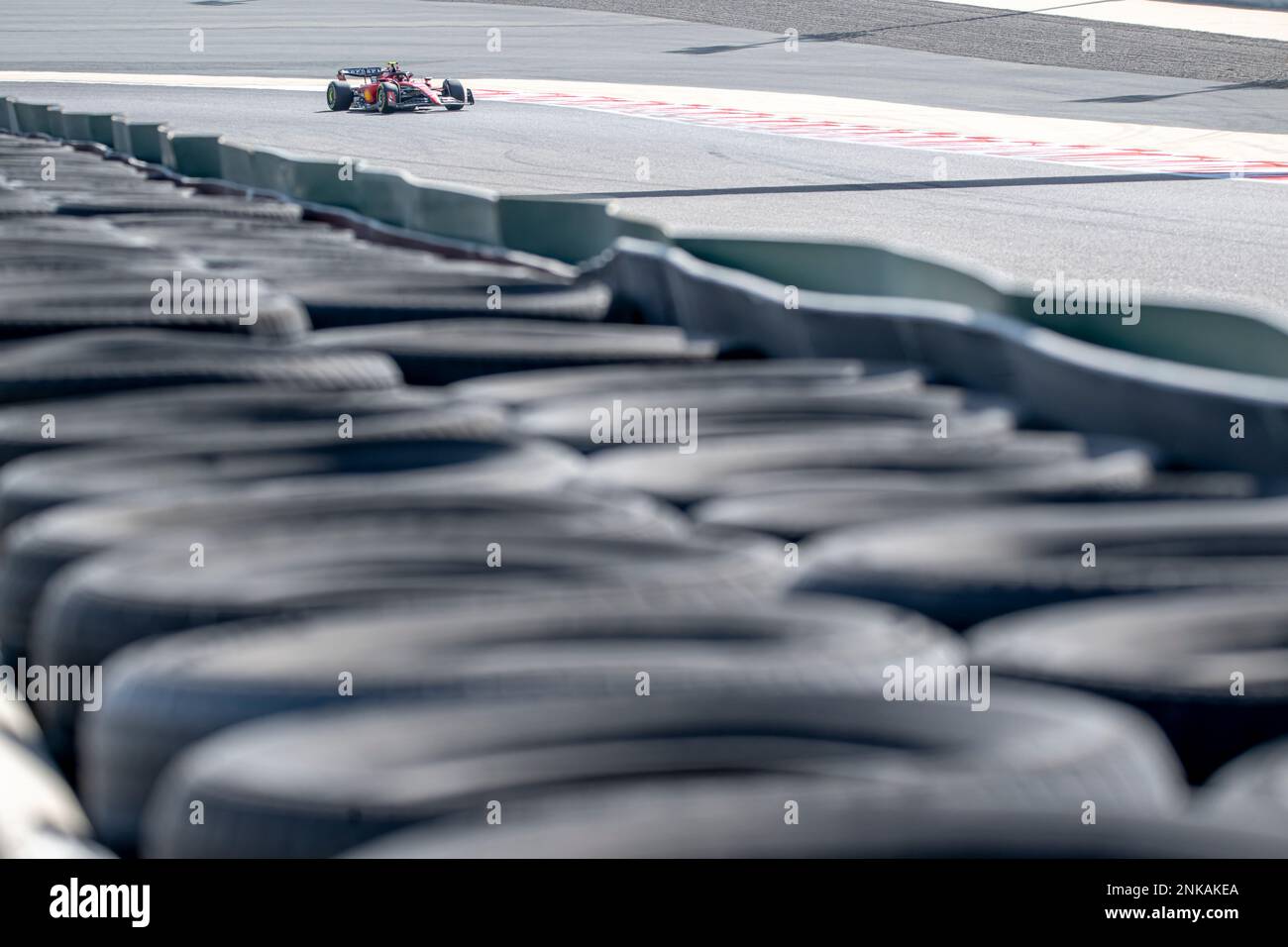 Sakhir, Bahrain, 23. Februar 2023, Carlos Sainz aus Spanien tritt um Scuderia Ferrari an. Wintertests, die Wintertests der Formel-1-Meisterschaft 2023. Kredit: Michael Potts/Alamy Live News Stockfoto