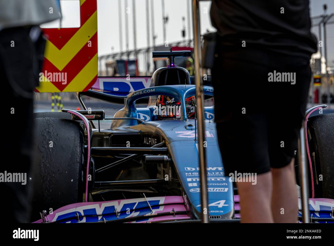 Sakhir, Bahrain, 23. Februar 2023, Esteban Ocon, aus Frankreich, tritt um Alpine F1 an. Wintertests, die Wintertests der Formel-1-Meisterschaft 2023. Kredit: Michael Potts/Alamy Live News Stockfoto