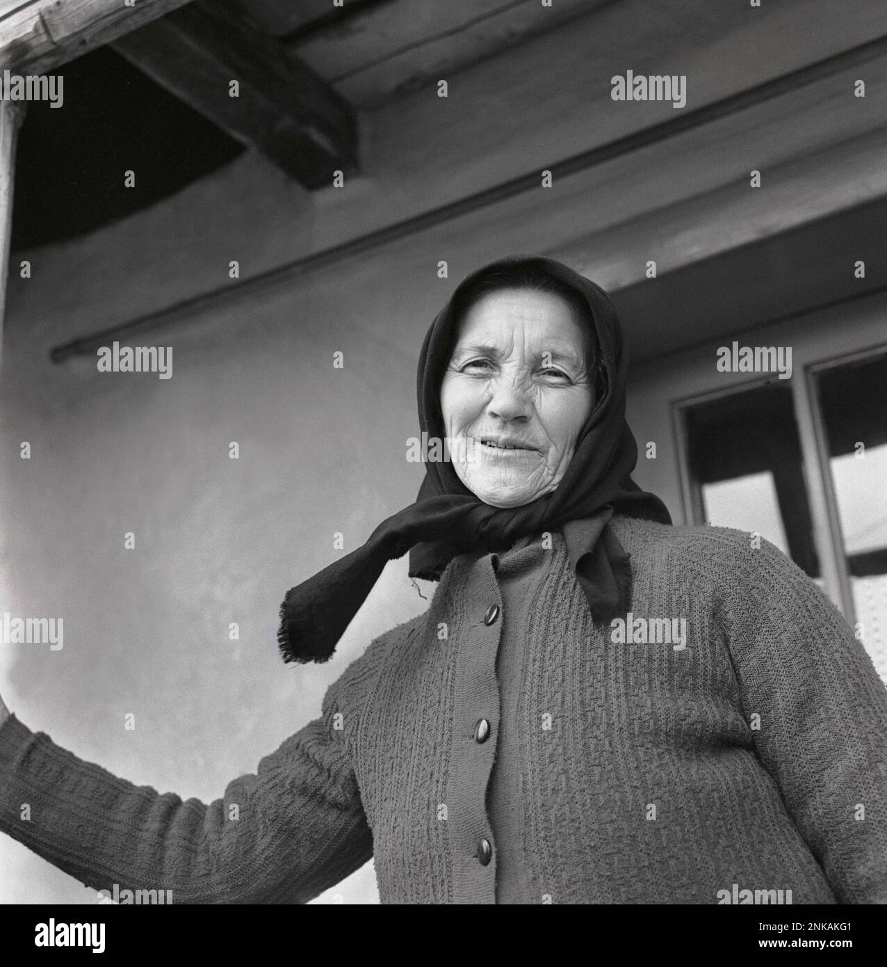 Porträt einer Witwe im Kreis Suceava, Sozialistische Republik Rumänien, ca. 1980. Stockfoto