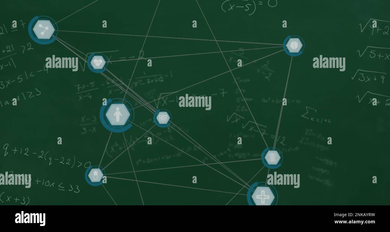 Abbildung des Netzwerks von Verbindungen mit Symbolen über mathematischen Gleichungen auf grünem Hintergrund Stockfoto