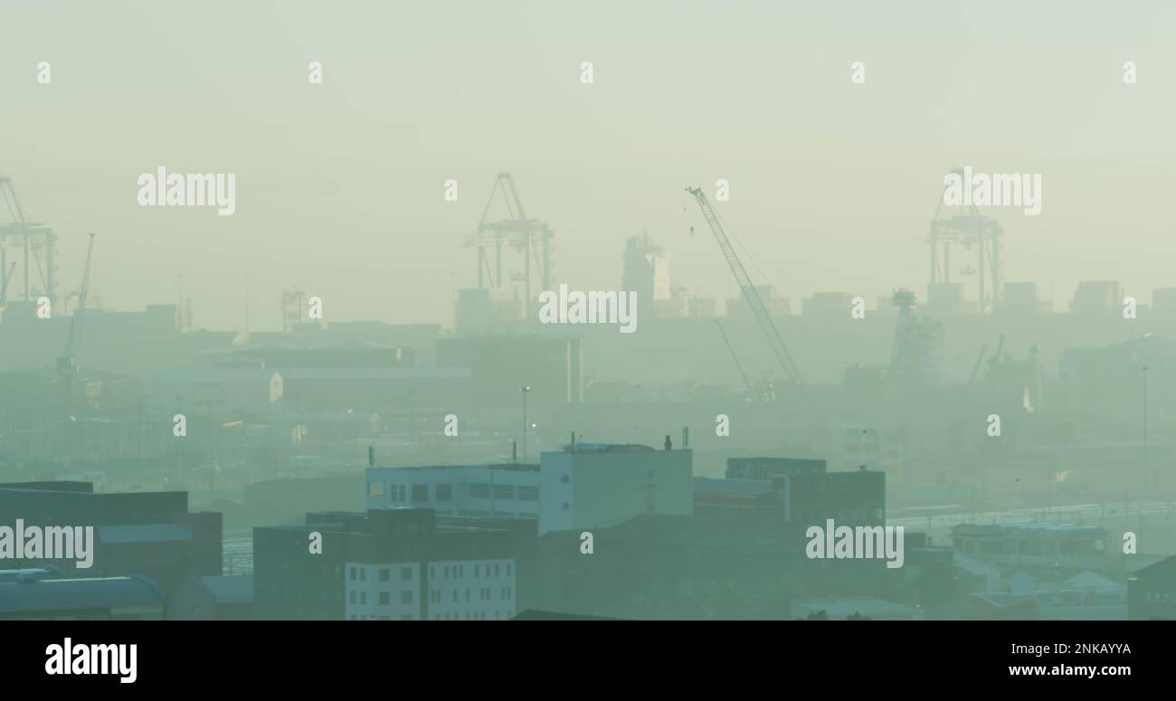 Die Zusammensetzung des grünen Lichts über dem Stadtbild Stockfoto