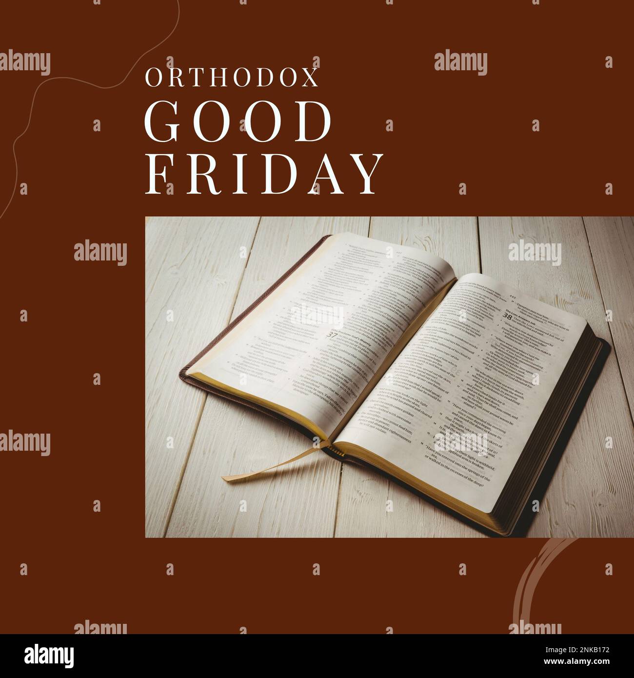 Composite aus orthodoxem karfreitagstext und bibel auf Holztisch auf braunem Hintergrund, Kopierraum. Fasten, christentum, Buch, Spiritualität, Religion Stockfoto