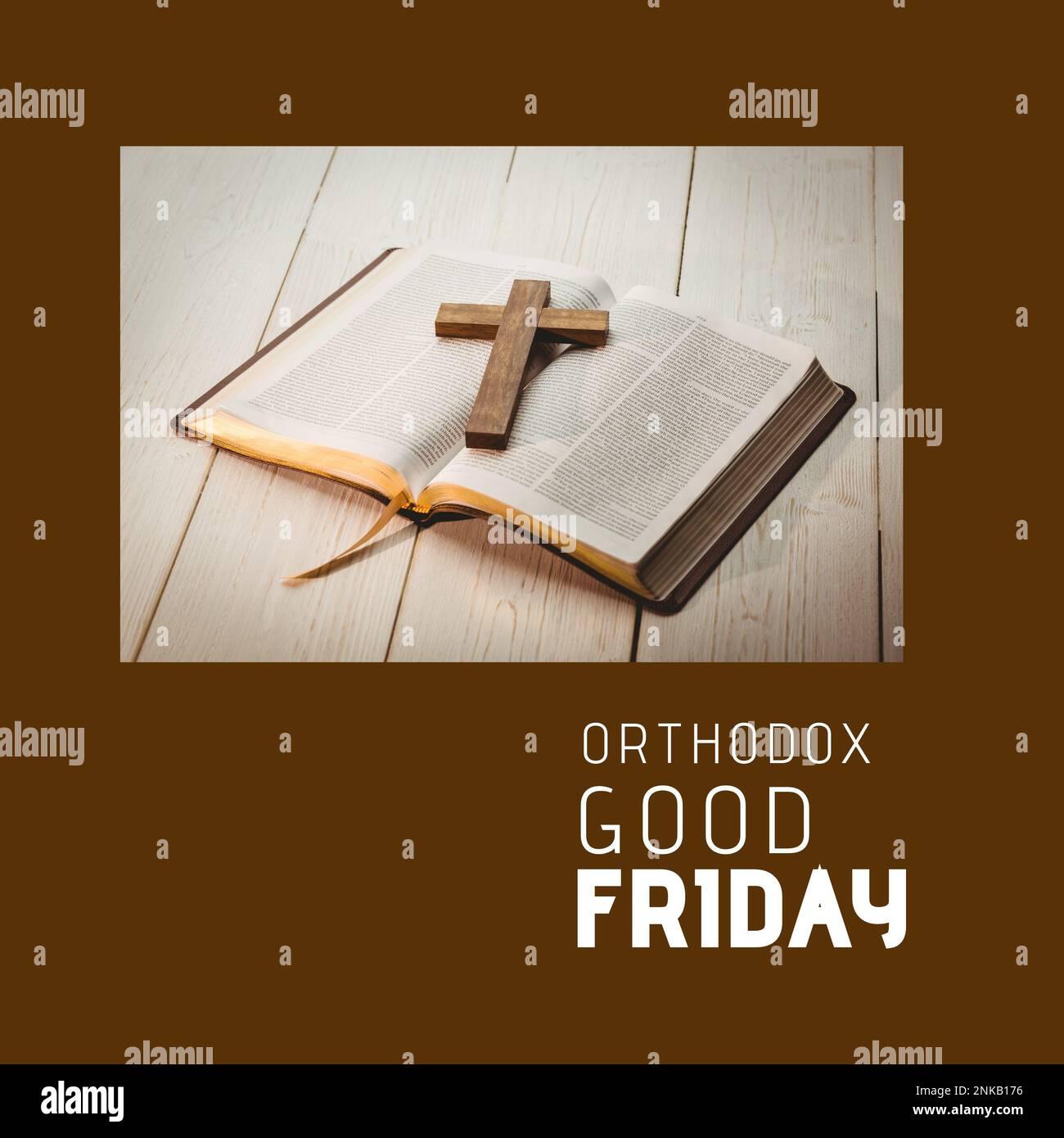 Composite aus orthodoxem karfreitagstext und bibel mit Kreuz auf dem Tisch auf braunem Hintergrund. Kopierraum, Fasten, Buch, christentum, Religion, spiritu Stockfoto