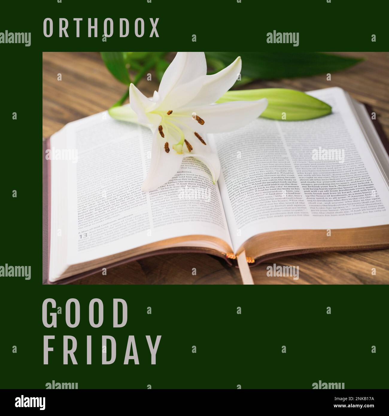 Blütenkomposition mit bibel auf dem Tisch und orthodoxer karfreitagstext auf grünem Hintergrund. Kopierraum, Fasten, Natur, Buch, Spiritualität, christiani Stockfoto