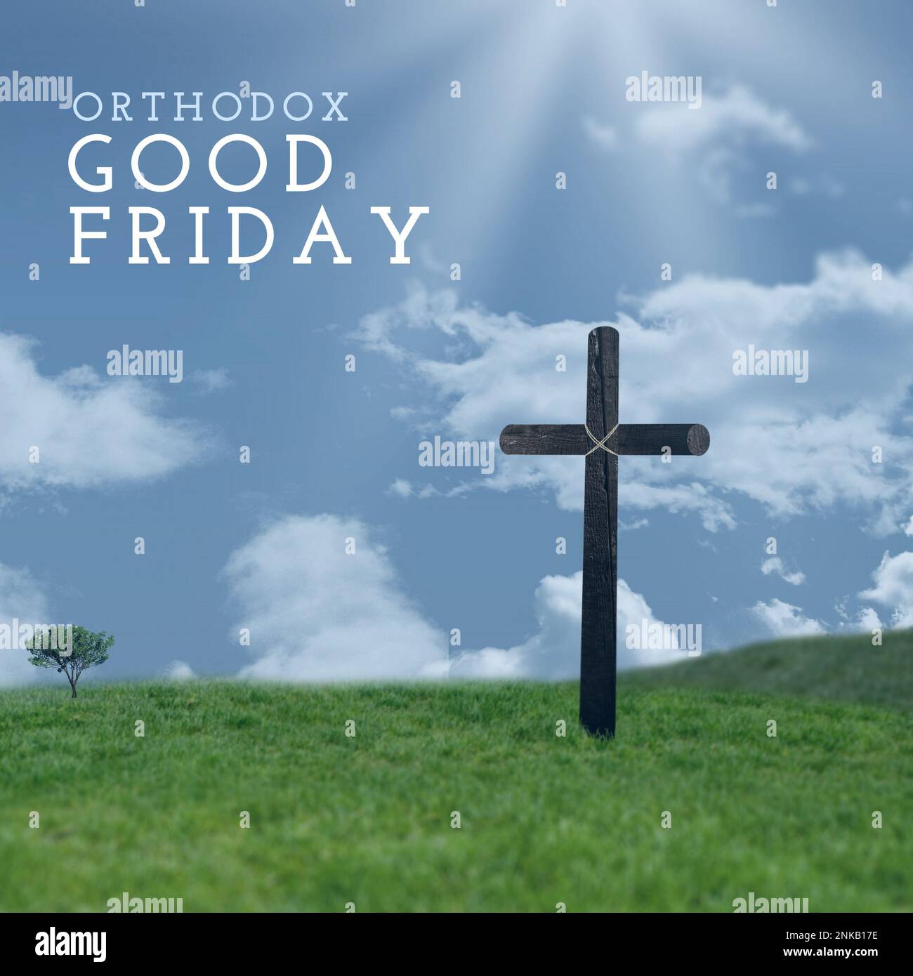 Komposition aus orthodoxem karfreitagstext und Kreuzung auf Grasland gegen bewölkten Himmel, Kopierraum. Fasten, christentum, Natur, Religion, Tradition und Stockfoto