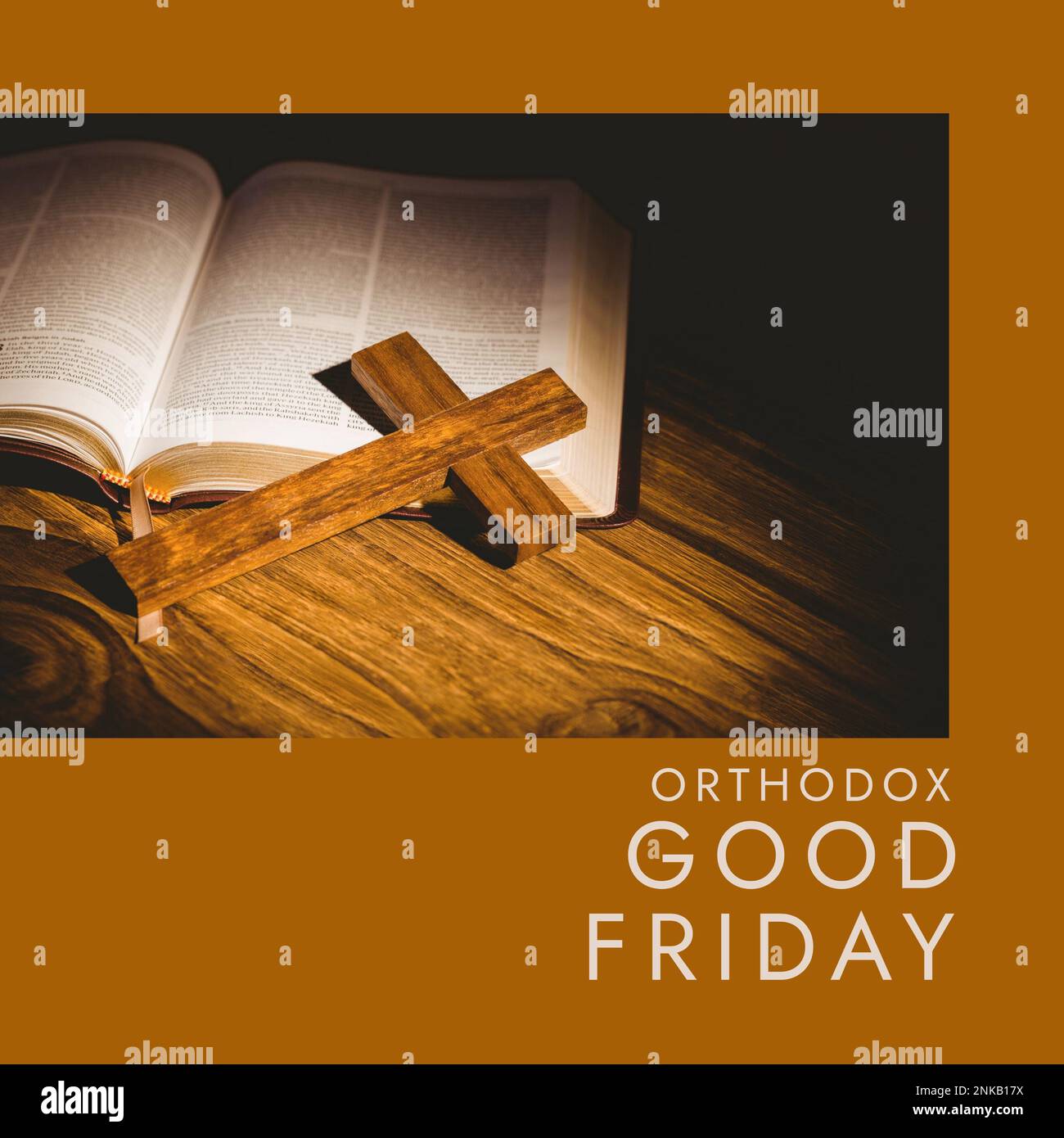 Composite aus Kreuz und bibel auf dem Tisch und orthodoxer karfreitagstext auf gelbem Hintergrund, Kopierbereich. Fasten, christentum, Buch, Spiritualität, Wiederbelebung Stockfoto