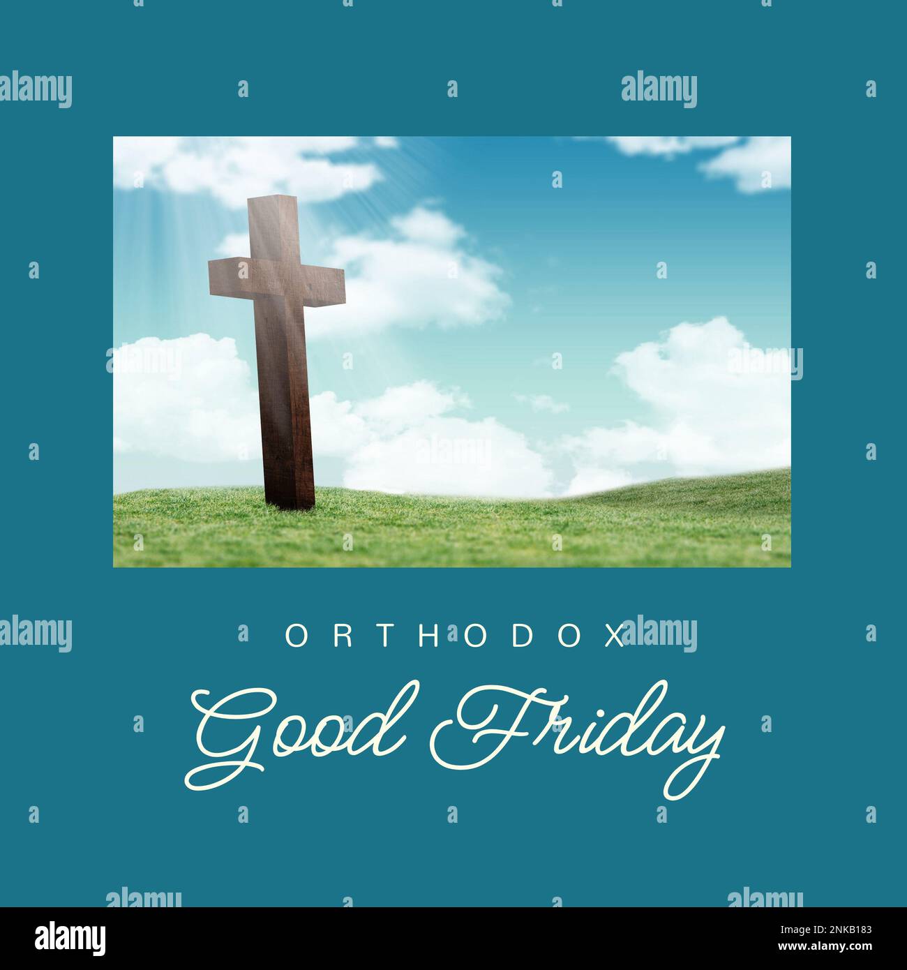 Kreuz an Land vor bewölktem Himmel und orthodoxer karfreitagstext auf blauem Hintergrund. Kopierraum, Natur, Fasten, christentum, Religion, t Stockfoto