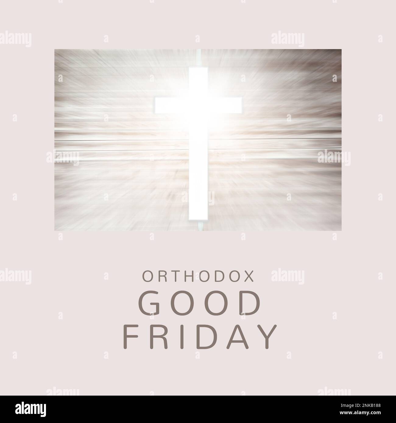 Verbundmaterial aus orthodoxem karfreitagstext und leuchtendem Kreuz auf Holztisch. Kopierraum, Fasten, christentum, Religion, Tradition und Feier Stockfoto