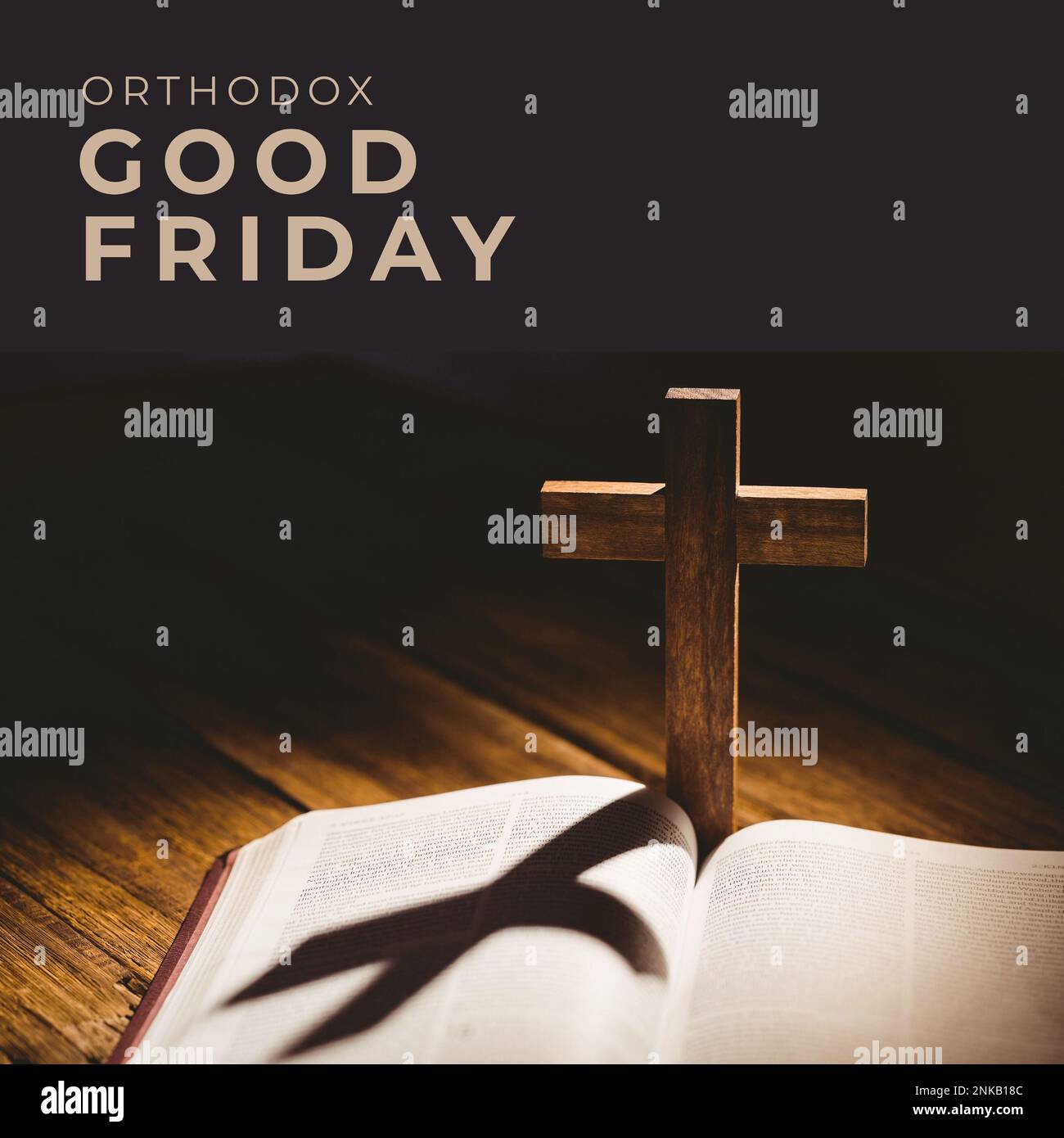 Composite aus orthodoxem karfreitagstext und Kreuz mit bibel auf Tisch, Kopierraum. Fasten, Spiritualität, Dunkelheit, Buch, christentum, Religion, Tradition Stockfoto