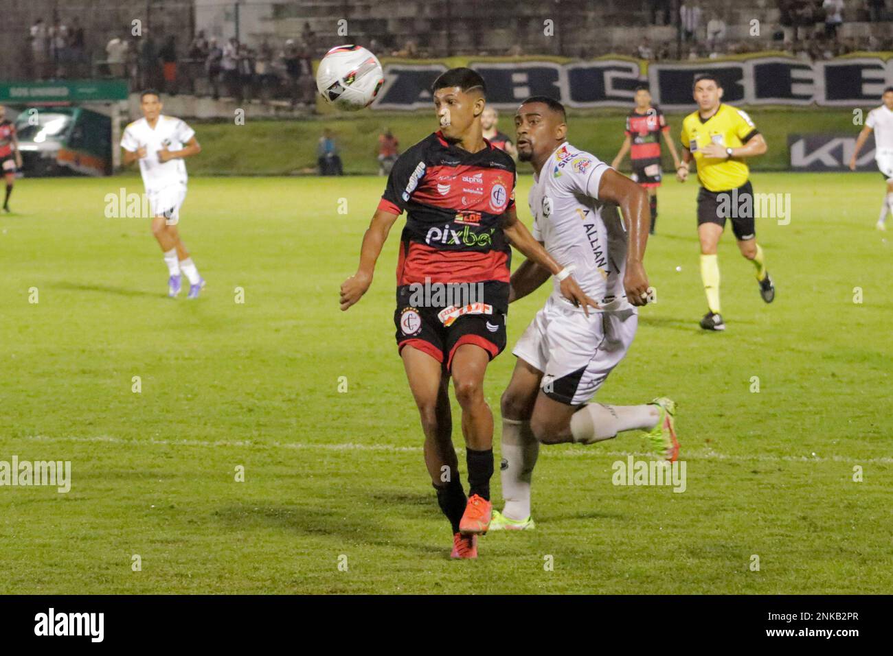 RN - Natal - 04/23/2022 - BRAZILIAN C 2022, ABC X CAMPINENSE ABC player disputes bid with Campinense player during a match at Frasqueirao stadium for the Brazilian championship C 2022. Photo: Augusto Ratis/AGIF (via AP) Stockfoto