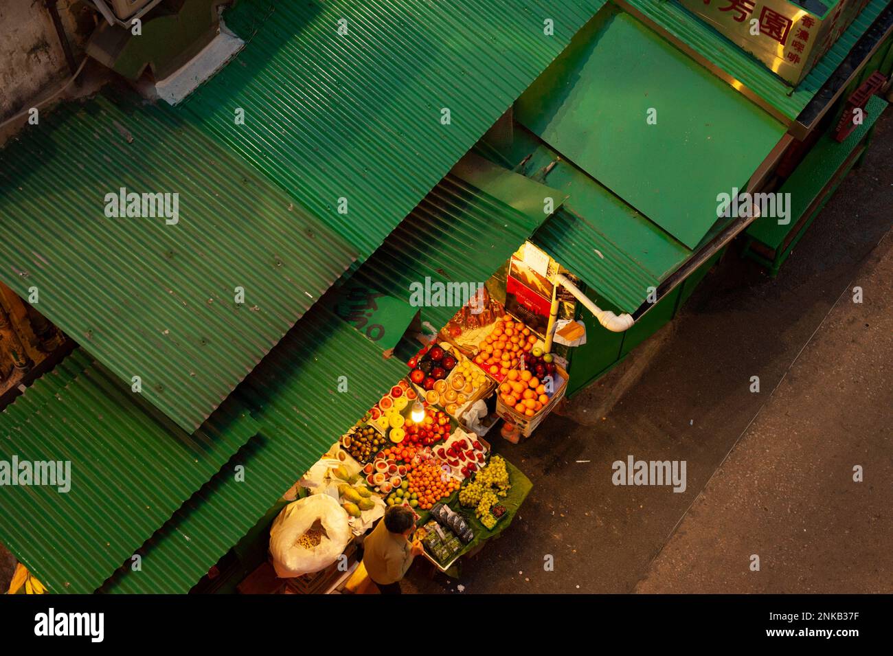 Hong Kongs Graham Street Market (auf der Gage Street) am Abend von oben gesehen. Stockfoto