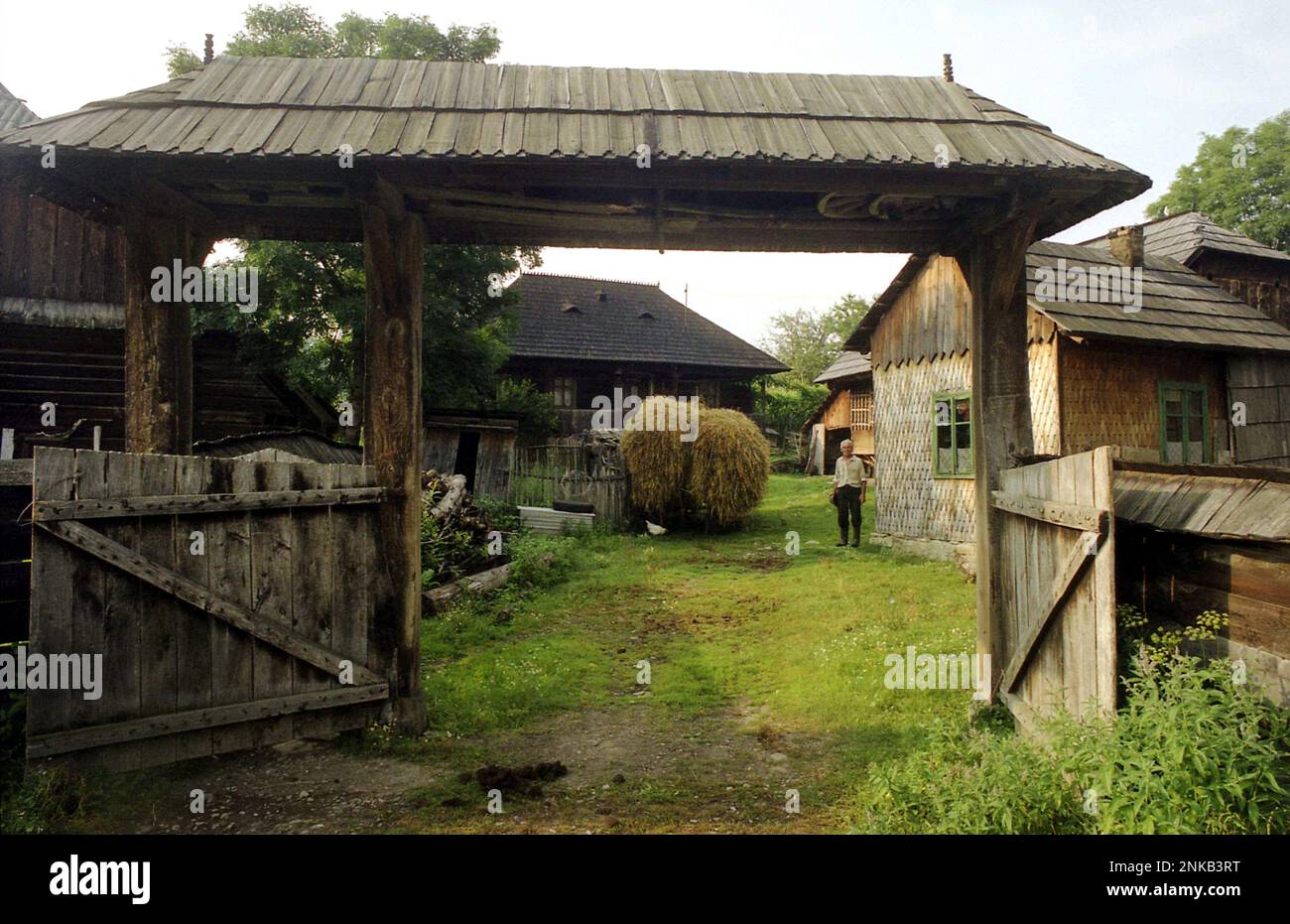 Solonetu Nou, Suceava County, Rumänien, 2001. Ländliches Hotel mit einem traditionellen großen Holztor. Stockfoto