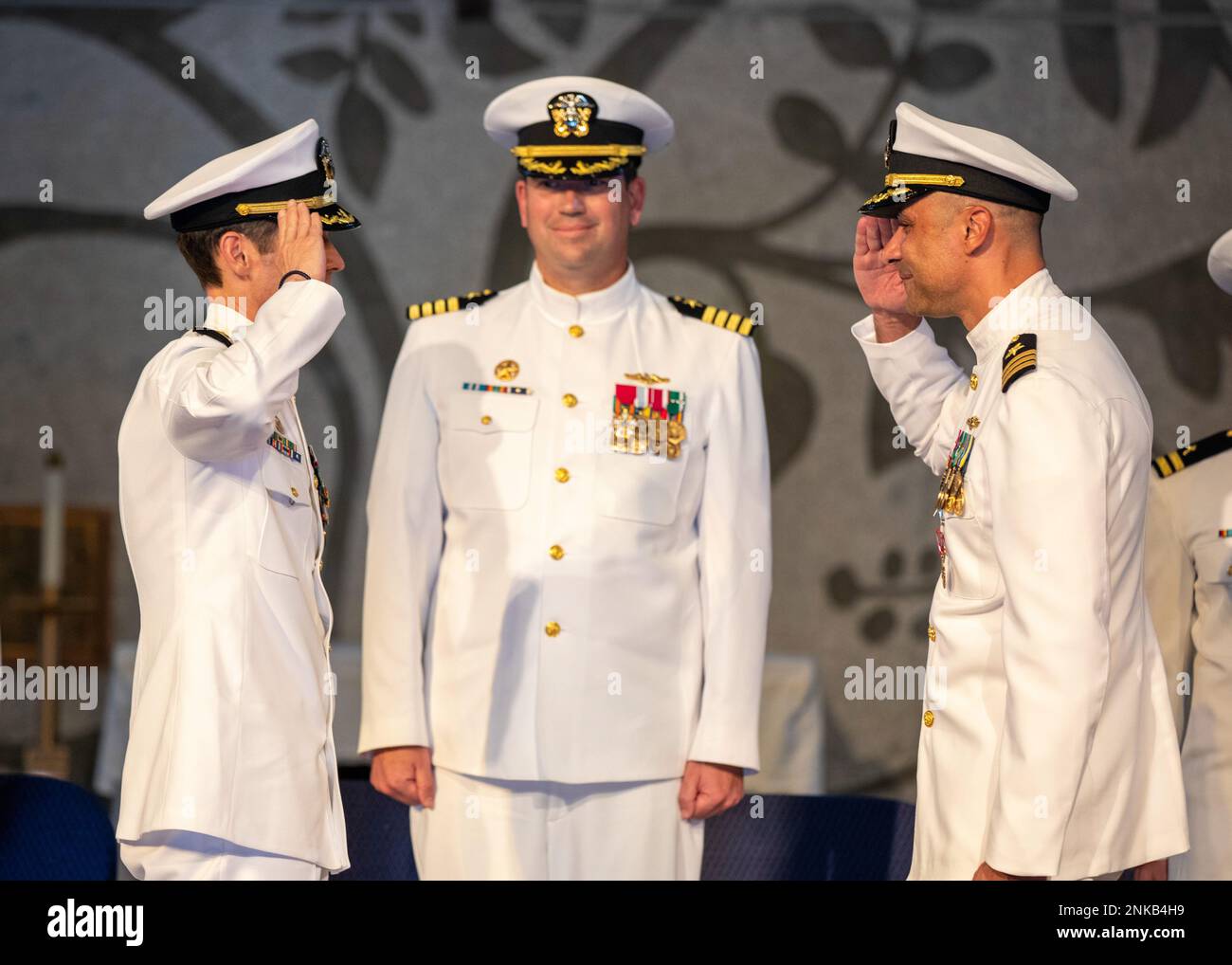 MARINESTÜTZPUNKT GUAM, Guam (12. August 2022) – Cmdr. Thomas Dixon, links, löst Commander ab. Thomas Bullock, richtig, als befehlshabender Offizier des schnell angreifenden U-Boots USS Asheville (SSN 758) der Los Angeles-Klasse, vor Captain Carl Trask, commodore, Commander, U-Boot-Geschwader 15, Center, In der Basiskapelle, 12. August. Asheville ist eines von fünf U-Booten, die dem Commander, U-Boot-Geschwader 15, zugewiesen sind. Stockfoto