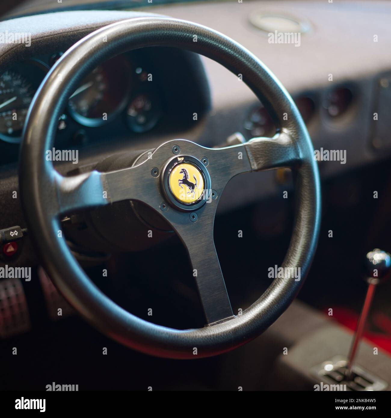Ferrari F40-Lenkrad. Geringe Schärfentiefe. Serie von Fotos. Kattowitz, Polen - 03.23.2019 Stockfoto