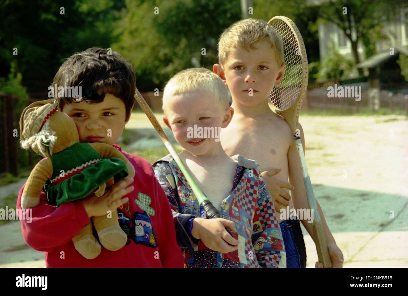 Solonetu Nou, Suceava County, Rumänien, 2001. Einheimische Kinder auf der Dorfspur. Stockfoto