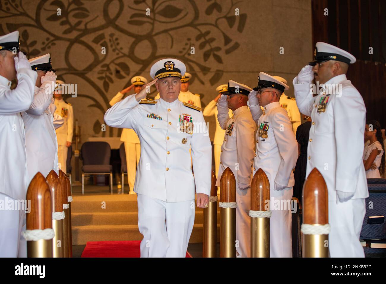 MARINESTÜTZPUNKT GUAM, Guam (12. Aug. 2022) – hintere ADM. Rick Seif, Commander, Submarine Group 7 Center, wird während einer Zeremonie zum Kommandowechsel für das schnell angreifende U-Boot USS Asheville der Klasse Los Angeles (SSN 758) in der Basiskapelle am 12. August an Land geleitet. Asheville ist eines von fünf U-Booten, die dem Commander, U-Boot-Geschwader 15, zugewiesen sind. Stockfoto