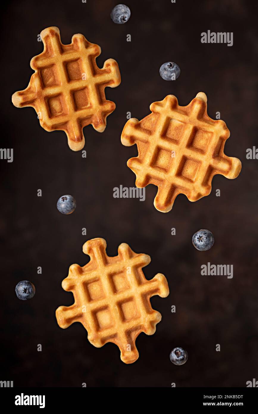 Makro-Food-Fotografie mit Waffeln, Schweben, Heidelbeeren, Frühstück, belgier, Snack, Dessert, süß, knusprig Stockfoto