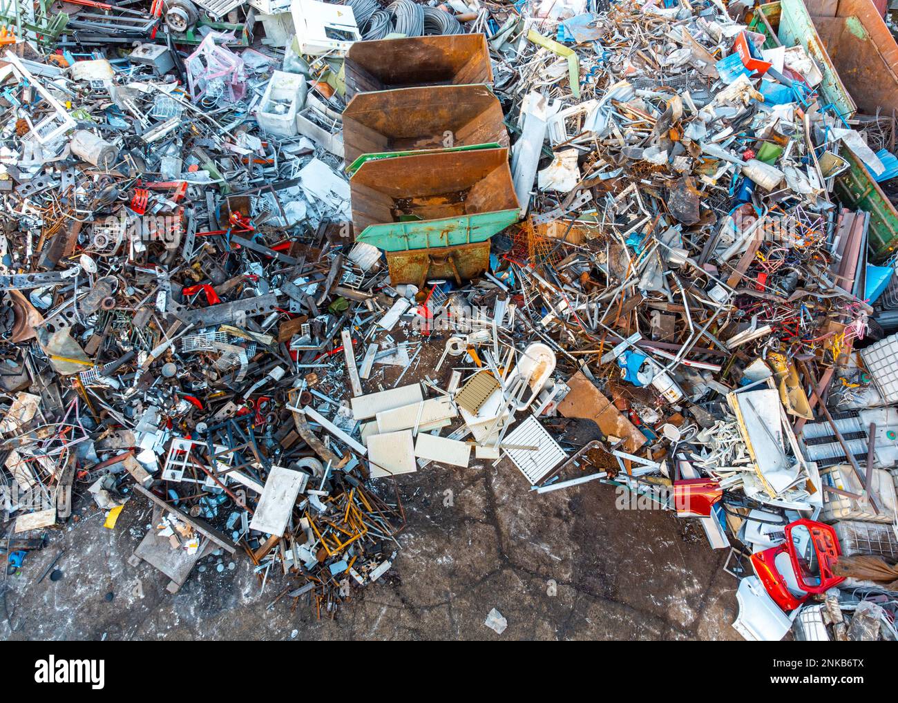 Recycling-Center mit verschiedenen Müllarten und leeren Behältern, Draufsicht von oben nach unten Stockfoto