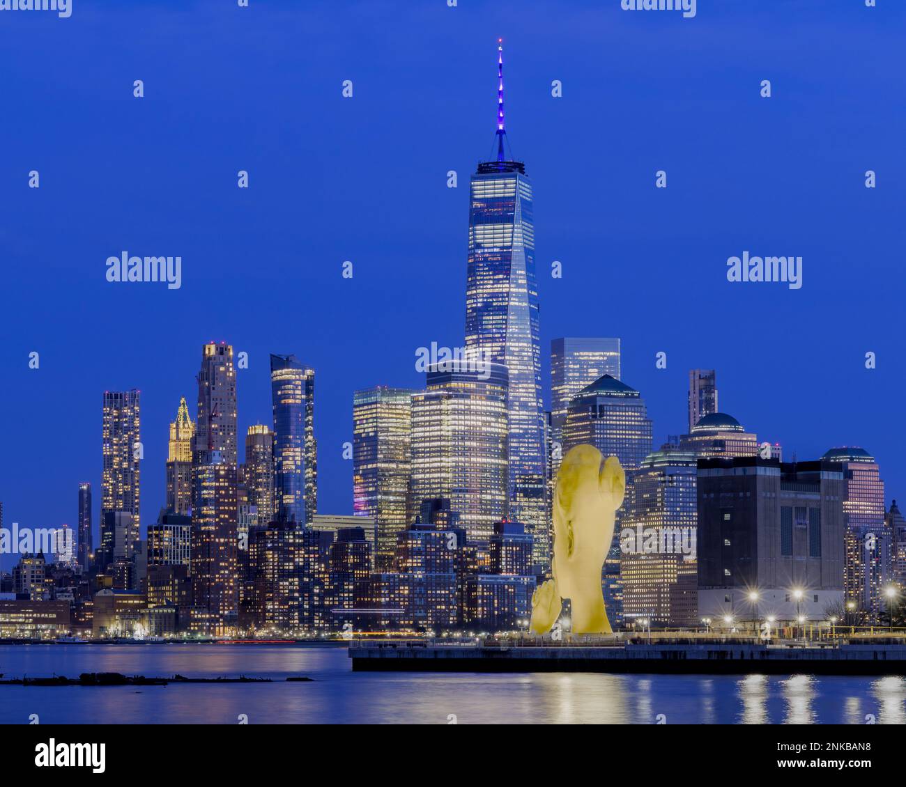 Blick auf den Newport-Bereich von Jersey City. Mit Water's Soul, einer Skulptur am Hudson River Waterfront Walkway. Erstellt von Jaume Plensa. Stockfoto