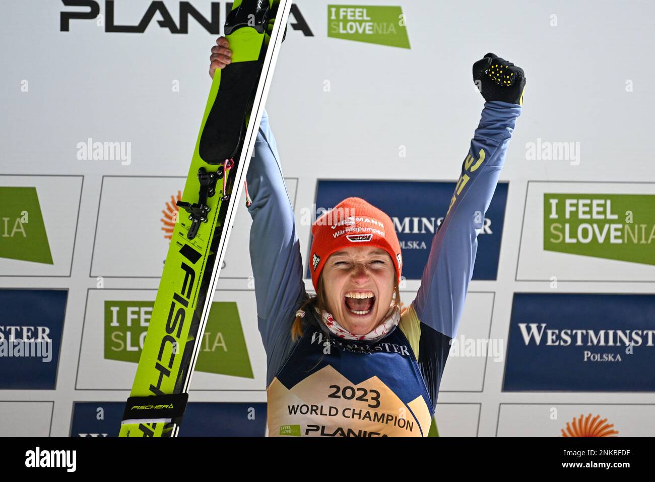 Planica, Slowenien. 23. Februar 2023. Die deutsche Gewinnerin Katharina Althaus feiert das klassische Sprintrennen der Frauen bei der FIS Nordic World Ski Championships 2023. (Foto: Andrej Tarfila/SOPA Images/Sipa USA) Guthaben: SIPA USA/Alamy Live News Stockfoto