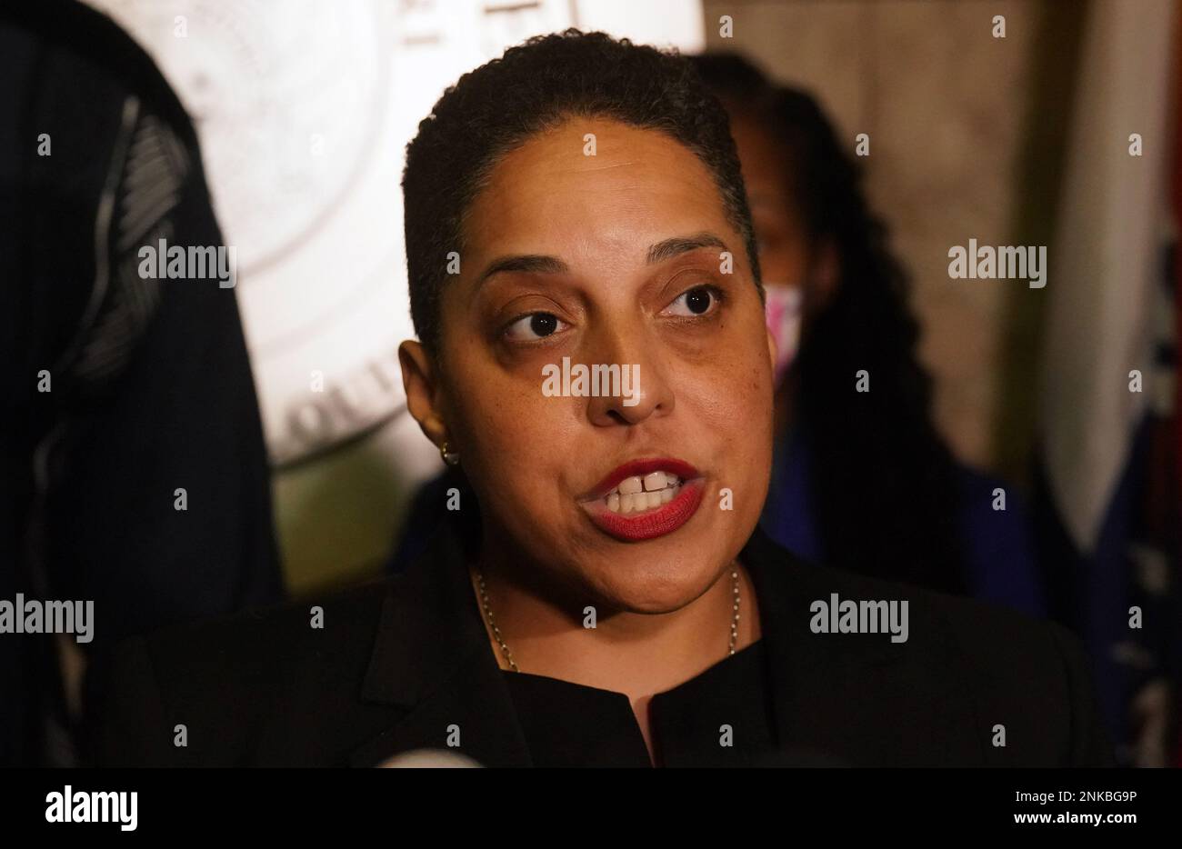 St. Louis, Usa. 23. Februar 2023. St. Louis Bezirksstaatsanwalt Kim Gardner macht ihre Bemerkungen, nachdem Generalstaatsanwalt Andrew Bailey von der Republikaner Missouri umzog, sie zu feuern, nachdem sie sich nach einem Wochenendunfall mit einem Wiederholungstäter, der einen Fußgänger in St. schwer verletzt hatte, weigerte, zurückzutreten Louis am Donnerstag, den 23. Februar 2023. Gardner hat sich geweigert, zurückzutreten. Foto: Bill Greenblatt/UPI Credit: UPI/Alamy Live News Stockfoto