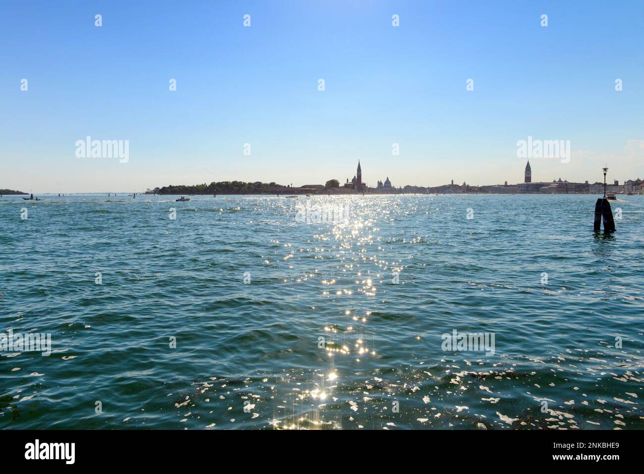 Blick auf die Straße am Canale Grande an einem heißen Sommermorgen. Blauer Himmel, azurblaues Wasser, wunderschöne Architektur von Venedig, Italien. Stockfoto