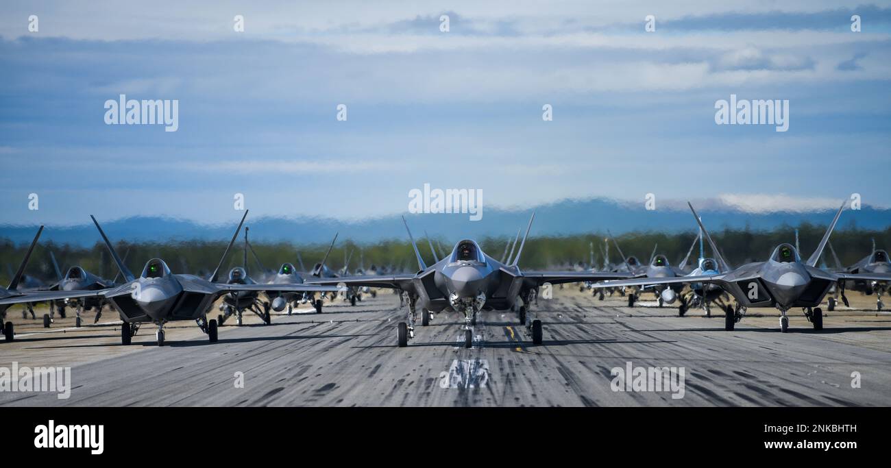 USA Flugzeuge der Luftwaffe nehmen an einer Demonstration zu Ehren der USA Teil Air Force's 75. Jubiläum auf der Eielson Air Force Base, Alaska, 12. August 2022. Flugzeuge, darunter F-35A Lightning II, F-16 Fighting Falcon und F-22 Raptor, nahmen an der 75-Kampfflugformation Teil. Stockfoto