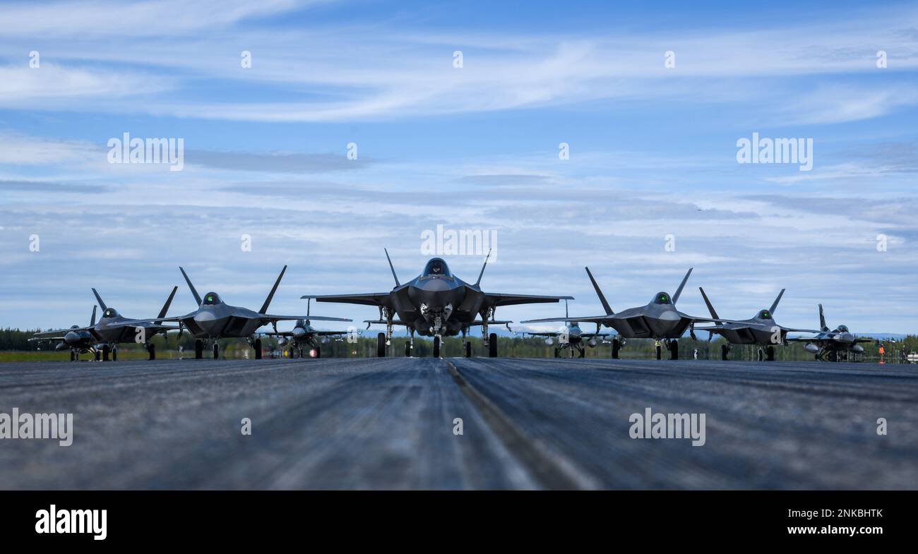 USA Flugzeuge der Luftwaffe nehmen an einer Demonstration zu Ehren der USA Teil Air Force's 75. Jubiläum auf der Eielson Air Force Base, Alaska, 12. August 2022. Flugzeuge, darunter F-35A Lightning II, F-16 Fighting Falcon und F-22 Raptor, nahmen an der 75-Kampfflugformation Teil. Stockfoto