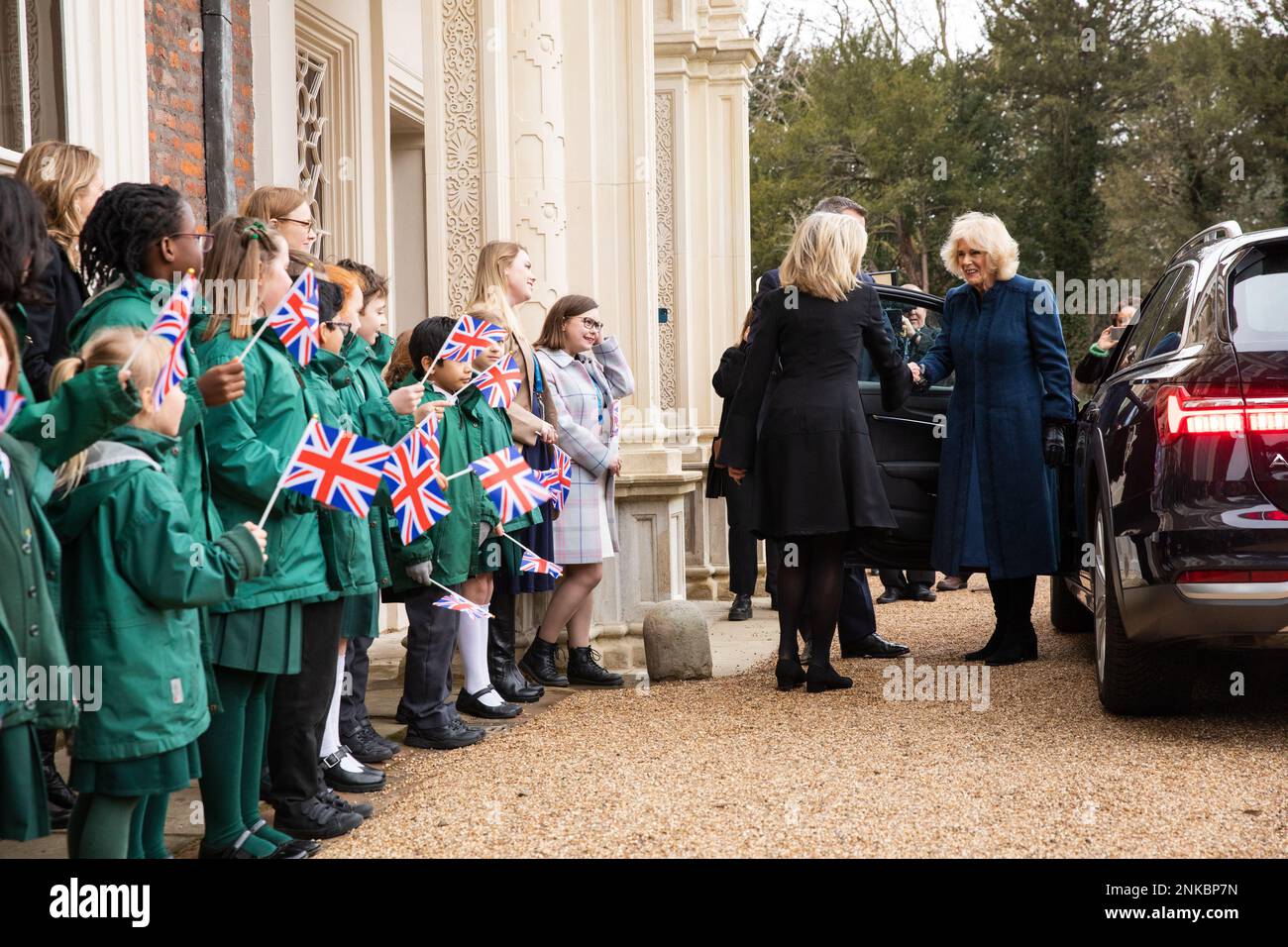 Nach London. Vereinigtes Königreich. 23/02/2023, her Majesty the Queen Consort während des ersten offiziellen Engagements Ihrer Majestät nach der Erholung von COVID. JCA London Fashion Academy im Boston Manor House. Boston Manor Park. Nach London. Vereinigtes Königreich. Stockfoto