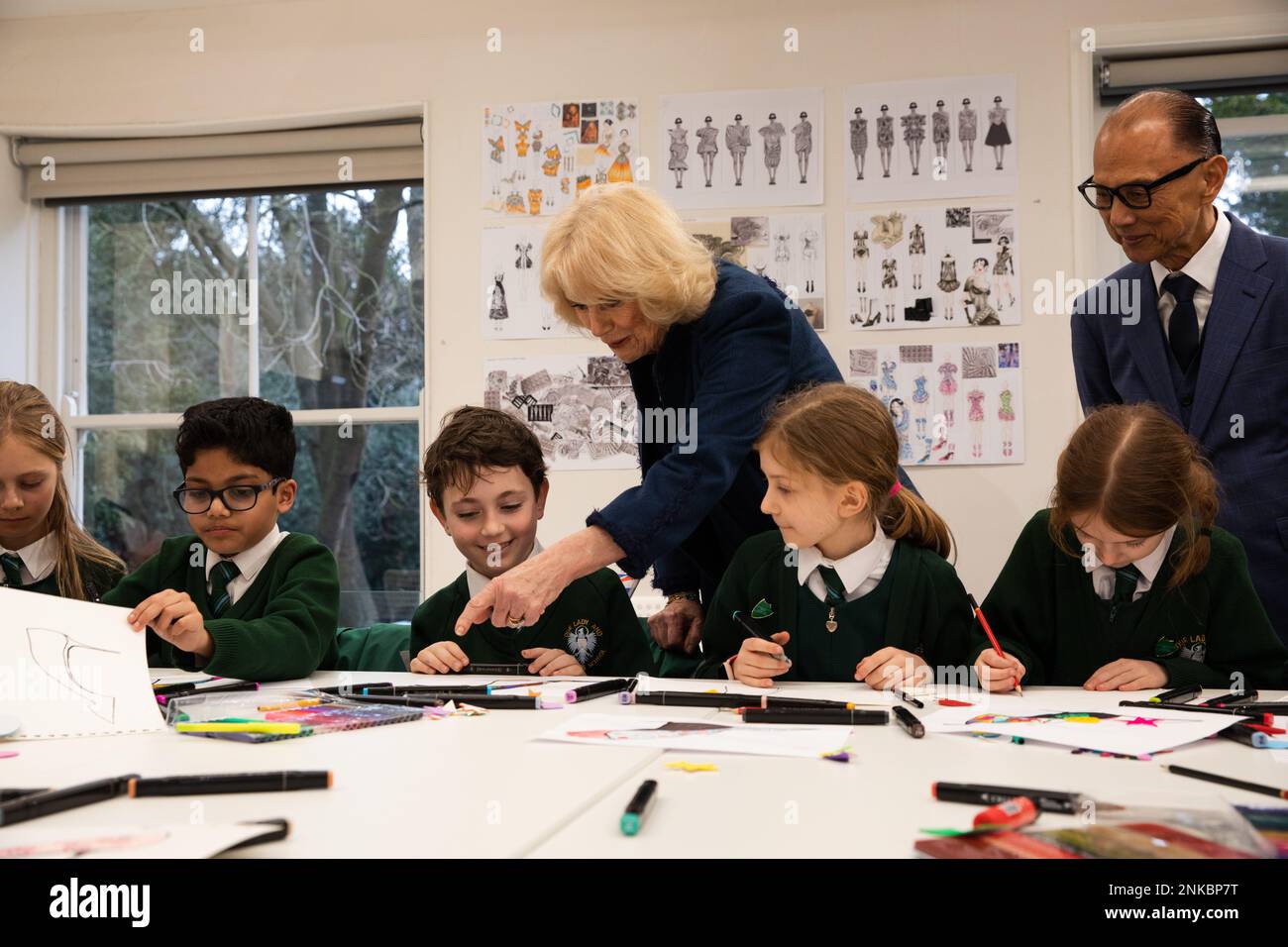 Nach London. Vereinigtes Königreich. 23/02/2023, her Majesty the Queen Consort während des ersten offiziellen Engagements Ihrer Majestät nach der Erholung von COVID. Treffen Sie örtliche Schulkinder mit Jimmy Choo OBE an der JCA London Fashion Academy im Boston Manor House. Boston Manor Park. Nach London. Vereinigtes Königreich. Stockfoto