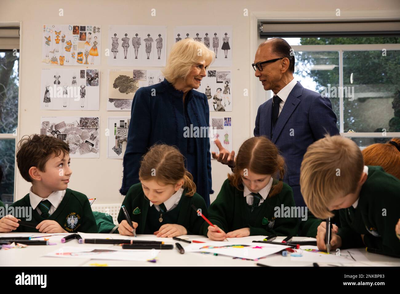 Nach London. Vereinigtes Königreich. 23/02/2023, her Majesty the Queen Consort während des ersten offiziellen Engagements Ihrer Majestät nach der Erholung von COVID. Treffen Sie örtliche Schulkinder mit Jimmy Choo OBE an der JCA London Fashion Academy im Boston Manor House. Boston Manor Park. Nach London. Vereinigtes Königreich. Stockfoto