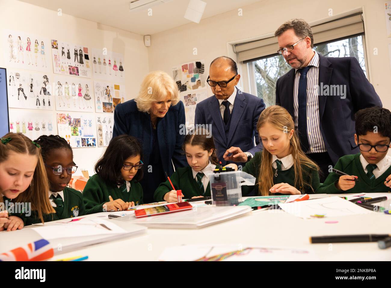 Nach London. Vereinigtes Königreich. 23/02/2023, her Majesty the Queen Consort während des ersten offiziellen Engagements Ihrer Majestät nach der Erholung von COVID. Treffen Sie lokale Schulkinder mit Jimmy Choo OBE und Stephen Smith an der JCA London Fashion Academy im Boston Manor House. Boston Manor Park. Nach London. Vereinigtes Königreich. Stockfoto