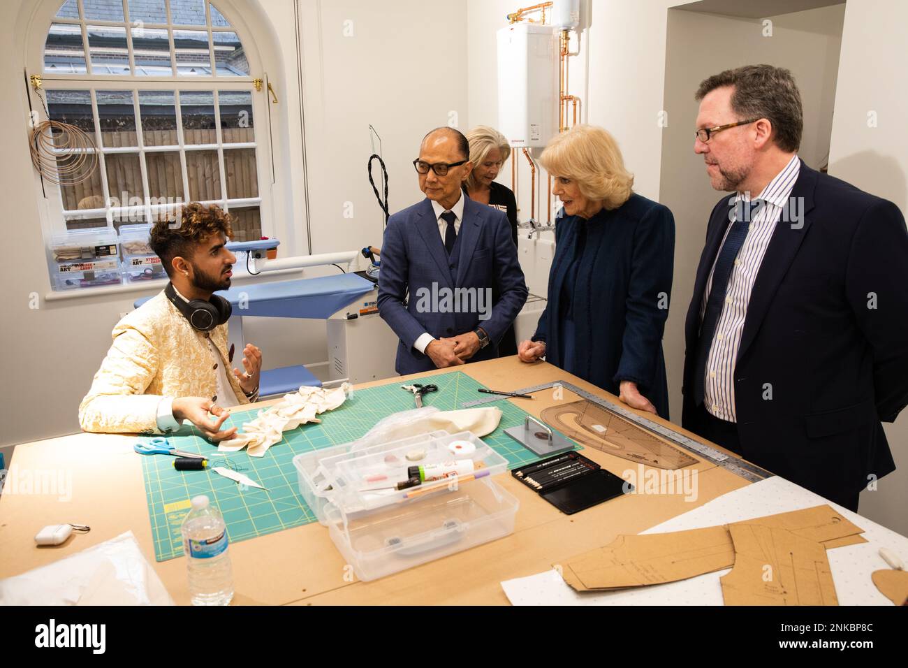 Nach London. Vereinigtes Königreich. 23/02/2023, her Majesty the Queen Consort während des ersten offiziellen Engagements Ihrer Majestät nach der Erholung von COVID. Treffen von Studenten mit Jimmmy Choo OBE und Stephen Smith an der JCA London Fashion Academy im Boston Manor House. Boston Manor Park. Nach London. Vereinigtes Königreich. Stockfoto