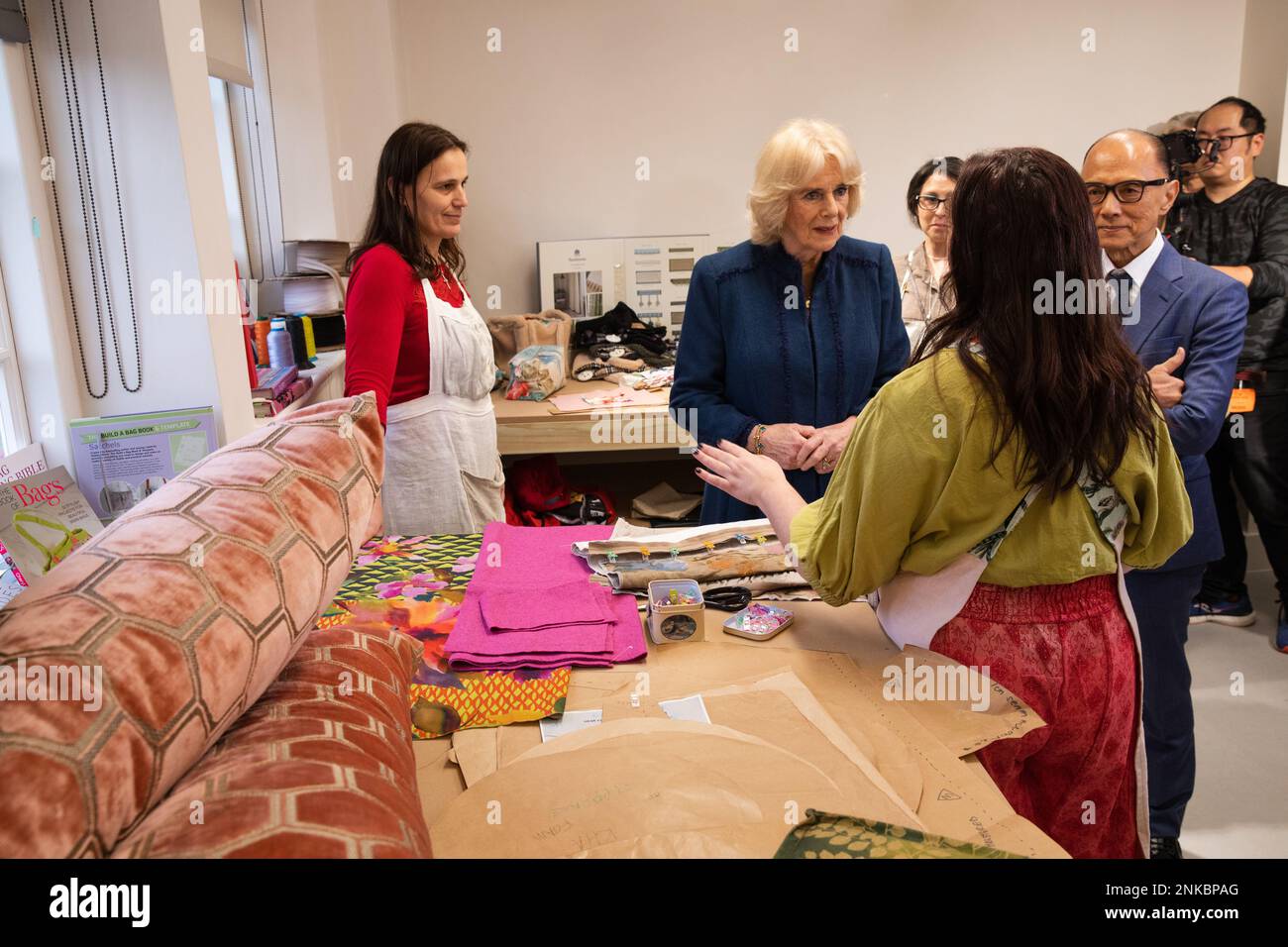 Nach London. Vereinigtes Königreich. 23/02/2023, her Majesty the Queen Consort während des ersten offiziellen Engagements Ihrer Majestät nach der Erholung von COVID. Treffen von Studenten mit Jimmy Choo OBE an der JCA London Fashion Academy im Boston Manor House. Boston Manor Park. Nach London. Vereinigtes Königreich. Stockfoto