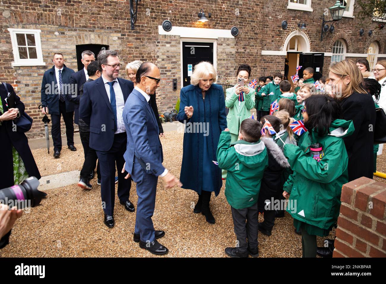 Nach London. Vereinigtes Königreich. 23/02/2023, her Majesty the Queen Consort während des ersten offiziellen Engagements Ihrer Majestät nach der Erholung von COVID. JCA London Fashion Academy im Boston Manor House. Boston Manor Park. Nach London. Vereinigtes Königreich. Stockfoto