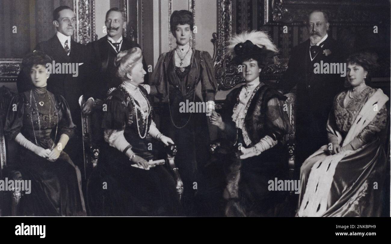 1907 , 17 . november , Windsor Castle , England : der König von England EDWARD VII ( London 1841 - 1910 ) Sohn von Königin Victoria ( 1819 - 1901 ) mit seiner Frau ALEXANDRA von Dänemark ( 1844 - 1925 ). Um die anderen Mitglieder derselben Familie, die von KÖNIGIN VICTORIA von England absteigen ( 1819 - 1901 ). VITTORIA ENA von Battensberg ( 1887 - 1971 ) und König ALFONSO XIII ( 1886 - 1941 ) . Die Königin VON NORWEGEN Maud von Großbritannien ( 1869 - 1938 ) Tochter von König Edward VII von England ( 1841 - 1910 ) . Kaiser WILHELM II Hohenzollern ( 1859 - 1941 ) und Ehefrau AUGUSTE VICTOR Stockfoto