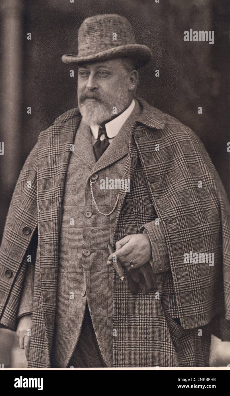 1908 c : der König von England EDWARD VII ( London 1841 - 1910 ) Sohn von Königin Victoria ( 1819 - 1901 ). Foto von Lafayette - REALI - ROYAL - nobili - nobiltà - Adel - Cappotto - Mantel - Hut - cappello - catena dell' orologio - goldene Uhr Chaine - sigaro - Zigarre - Cravatta - Krawatte - Nadel - Fermacravatta - Kragen - colletto - Withe Bard - barba bianca - tessuto Principe di Galles - Prince of Wales Tissue - RE EDOARDO --- Archivio GBB Stockfoto