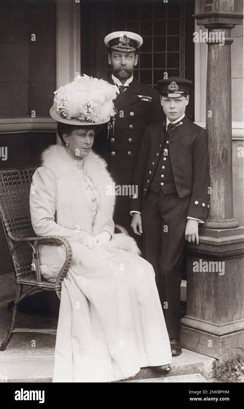 Ca. 1908 : Die zukünftige Königin Mary VON ENGLAND ( Prinzesse von Teck , 1867 - 1953 ) , Kaiserin von U. K. , mit Sohn Edward ( künftiger König EDWARD VIII , 1894 - 1972 ) und Ehemann künftiger König GEORGE V. (Prinz von Wales , 1865 - 1936 ) Sohn von König Edward VII. Foto von Kirk & Sons , Cowes - Familie - Famiglia - figli - figlio - RE - ritratto - Portrait - ROYAL - REALI - Nobiltà - Adel - regina - Imperatrice - Perlen - cappello - Hut - Baffi - Schnurrbart - barba - Bart - Kragen - colletto - Krawatte - Cravatta - Kragenfell - collo di pelliccia - weiße Handschuhe - Guanti bianchi - Militäruniform dres Stockfoto