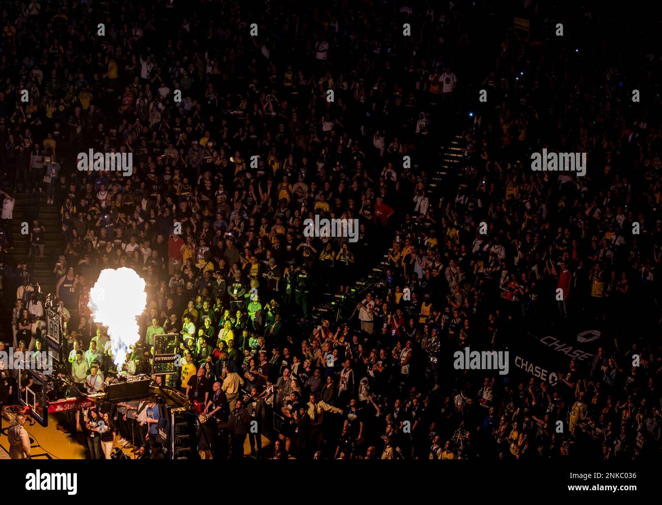 Fans watch opening ceremonies from the crowd during a game between the Golden State Warriors and Los Angeles Clippers held Oracle Arena in Oakland, Calif. Sunday, April 7, 2019. (Jessica Christian/San Francisco Chronicle via AP) Stockfoto