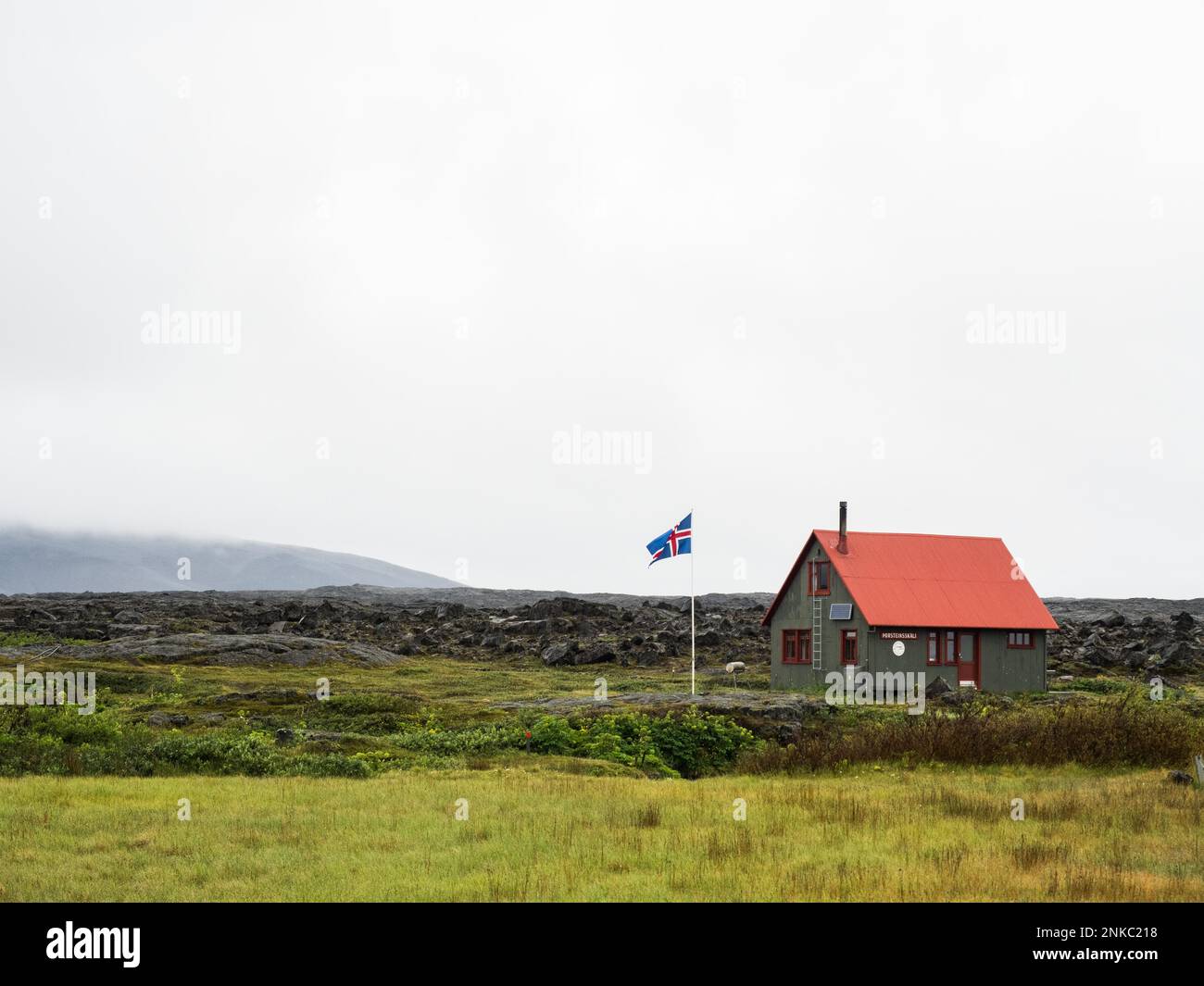 Isländische Flagge vor der Hütte im Hochland Islands, Austurlands, Islands Stockfoto