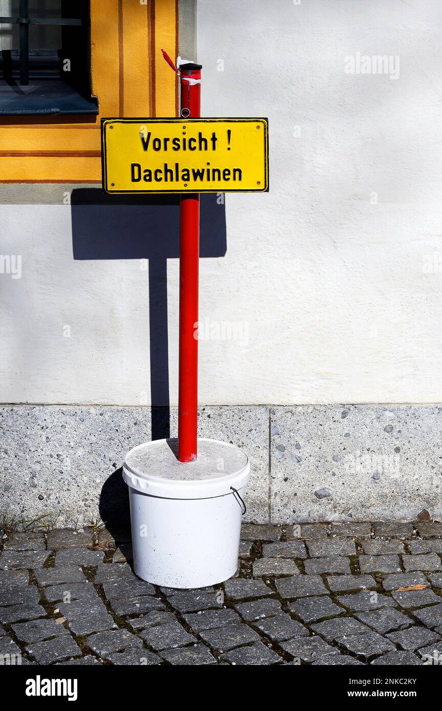 Schild mit Ständer, Vorsicht Dachlawinen, Kempten, Allgaeu, Bayern, Deutschland Stockfoto