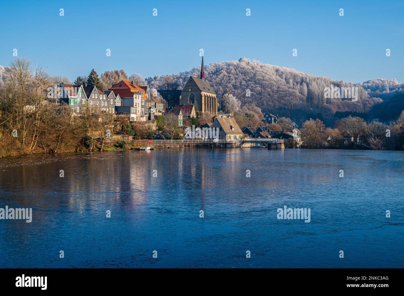 Die Klosterkirche von St. Maria Magdalena im Winter, Wuppertal Beyenburg Stockfoto